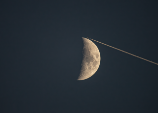 Avió pentinant la Lluna