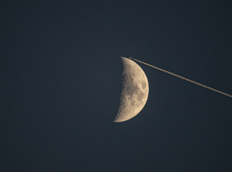 Avió pentinant la Lluna